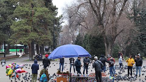 Menschen vergnügen sich in einem Park in der kasachischen Stadt Almaty.