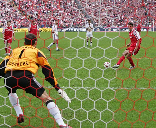 Hier trifft Roy Makaay vom Elfmeterpunkt gegen Nürnberg-Keeper Kampa. Die letzten beiden Tore im Olympiastadion schoss allerdings ein "Clubberer": Der Slowake Samuel Slovak.