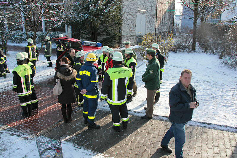 Aufruhr in Grafing: An einem Gymnasium gingen mehrere Bombendrohungen ein. Das Gebäude und die nähere Umgebung wurden am Montagvormittag evakuiert, Polizei und Feuerwehr suchten mit einem Spürhund nach einer möglichen Sprengstoffladung.
