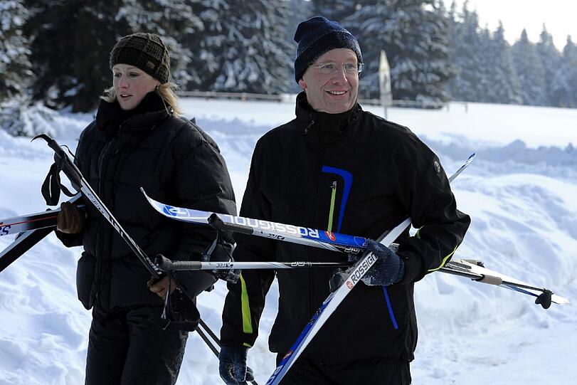 Bundespräsident Christian Wulff und Ehefrau Bettina: in Langlaufausrüstung beim Kurzurlaub im Thüringer Wald.