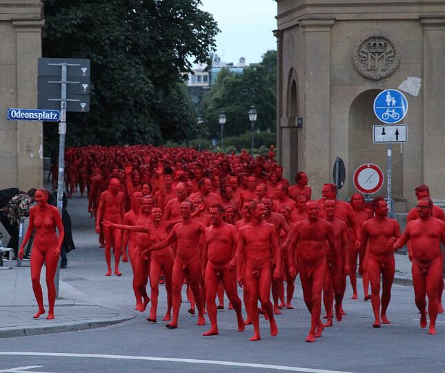 Star-Fotograf Spencer Tunick lässt zur Eröffnung der Opernfestspiele für seine Installation hunderte bunt angemalte Menschen durch München laufen. Das Highlight: Die rot-goldenen Teilnehmer stellen sich an Münchner Monumenten entlang der Ludwigstraße auf. Hier gibts die Bilder!