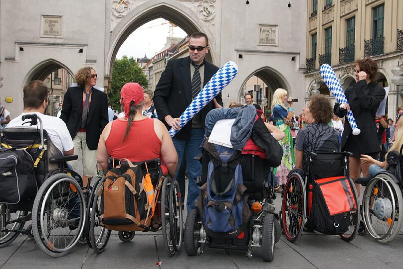 Stachus, Samstag, 14 Uhr: Ein martialisches Schauspiel mit dem Namen &bdquo;Krüppelschlagen &ndash; Schläge gegen Menschenrechte&ldquo; bietet sich ab 14 Uhr in der Innenstadt. Damit wollen Behinderte auf die Probleme und Diskriminierungen hinweisen, die sie im Alltag erfahren.