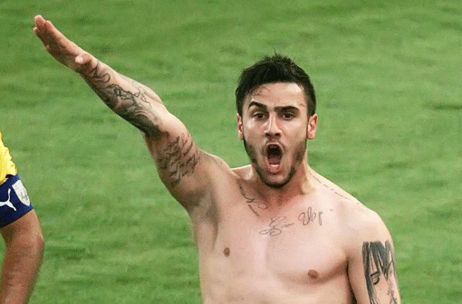 Will von der Bedeutung dieser Handbewegung nichts gewusst haben: Der griechische Nationalspieler Giorgos Katidis.