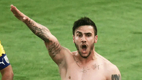 Will von der Bedeutung dieser Handbewegung nichts gewusst haben: Der griechische Nationalspieler Giorgos Katidis.