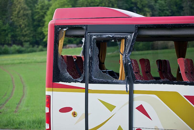 Tragischer Unfall im Nürnberger Land: Ein 13-Jähriger stirbt, als ein Traktor mit einem Schulbus zusammenstößt.