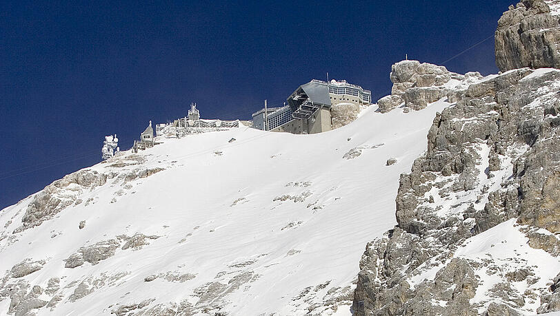 Bei Abfahrten im Tiefschnee sollte man unbedingt sein individuelles Fahrkönnen einschätzen können. Bei Abfahrten im Tiefschnee sollte man unbedingt sein individuelles Fahrkönnen einschätzen können.