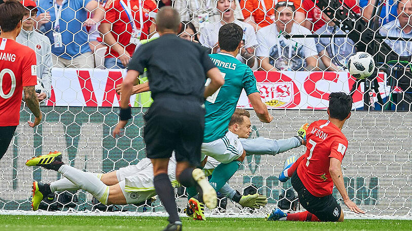 In letzter Not: Manuel Neuer vom FC Bayern (Mi.) für die deutsche Nationalmannschaft.