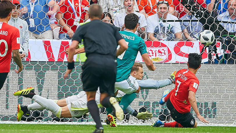 In letzter Not: Manuel Neuer vom FC Bayern (Mi.) für die deutsche Nationalmannschaft. In letzter Not: Manuel Neuer vom FC Bayern (Mi.) für die deutsche Nationalmannschaft.