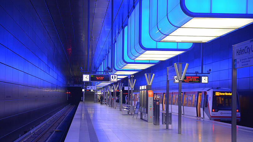 Hamburg hat es mit dem Bahnhof HafenCity Universität  ebenfalls auf die Liste der schönsten U-Bahnstationen geschafft. Das Licht aus den großen Leuchtcontainern wird der Tages- und Jahreszeit angepasst.