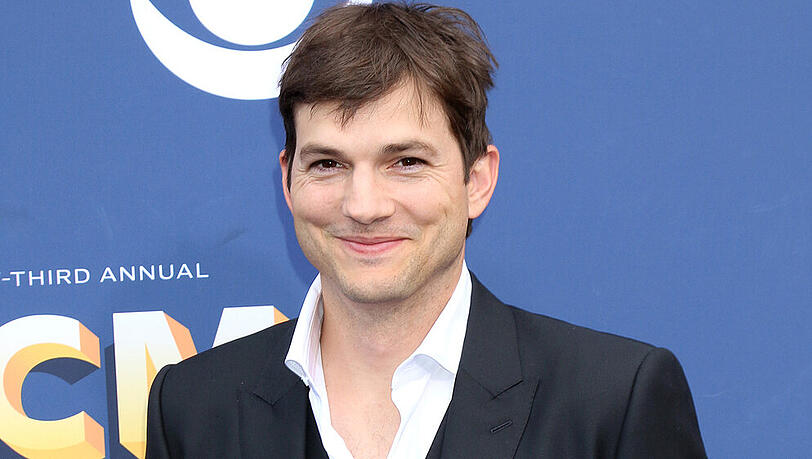Er begegnet den Schlagzeilen mit einem Lächeln: Ashton Kutcher Er begegnet den Schlagzeilen mit einem Lächeln: Ashton Kutcher
