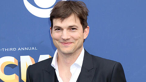 Er begegnet den Schlagzeilen mit einem Lächeln: Ashton Kutcher