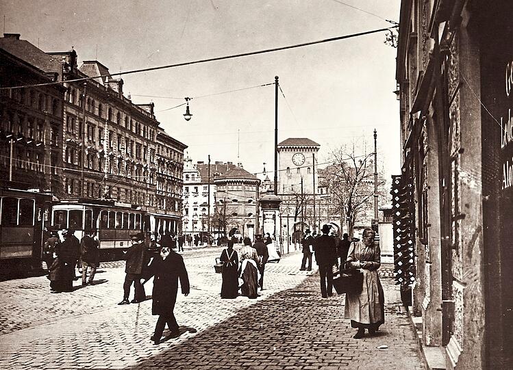 Besser zum Flanieren geeignet als heute: die Zweibrückenstraße mit Blick zum Isartor.