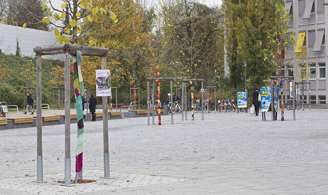 Seit Mittwoch ist Untergiesing ein bisschen bunter - dank der gestrickten Kunstaktion "BunterGiesing".