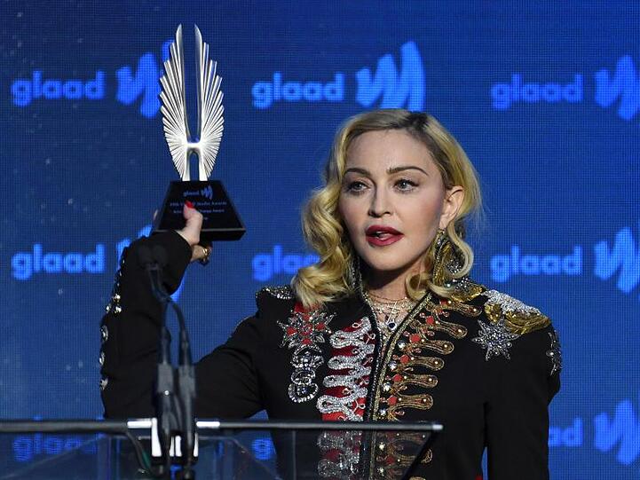 Madonna nimmt bei den 30. GLAAD Media Awards in New York den Advocate for Change Award entgegen.