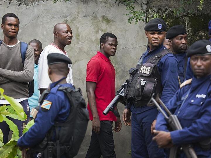 Polizisten sichern ein Wahllokal in Kinshasa.