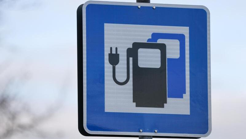 Ein Münchner Unternehmer plant eine Klage gegen Tesla. Der Grund aus seiner Sicht: Massiver Wettbewerbsnachteil. (Symbolbild)