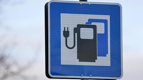 Ein Münchner Unternehmer plant eine Klage gegen Tesla. Der Grund aus seiner Sicht: Massiver Wettbewerbsnachteil. (Symbolbild)