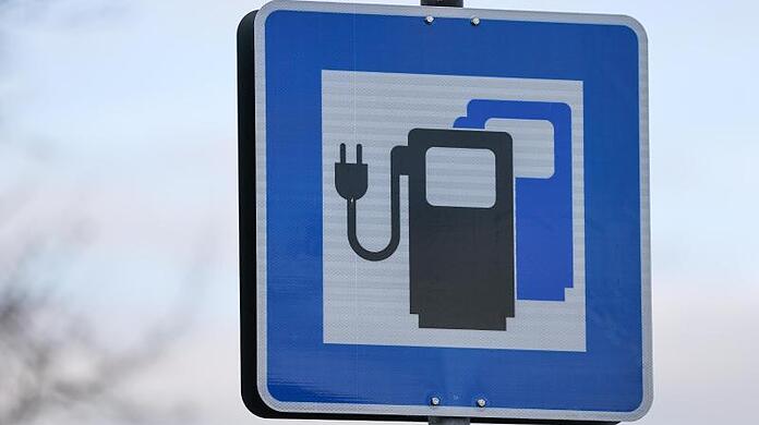 Ein Münchner Unternehmer plant eine Klage gegen Tesla. Der Grund aus seiner Sicht: Massiver Wettbewerbsnachteil. (Symbolbild)