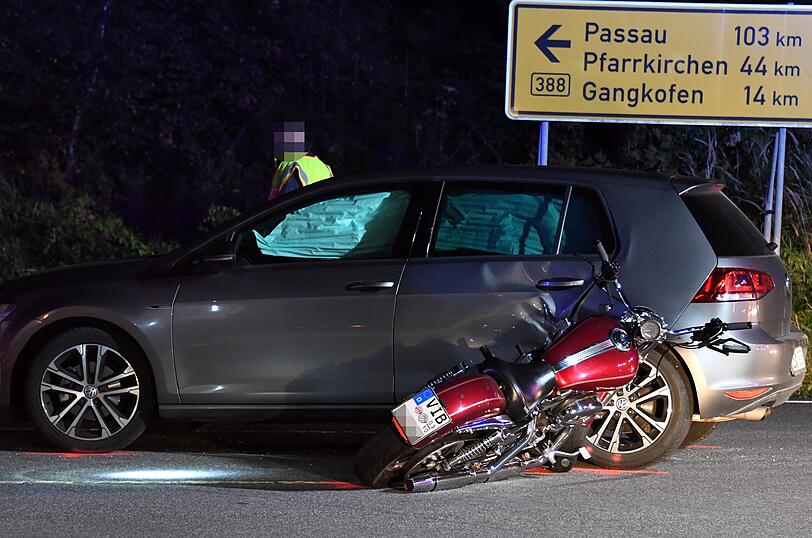 Bei einem Verkehrsunfall auf der B388  nahe Aich hat eine Autofahrerin einem Motorradfahrer die Vorfahrt genommen.