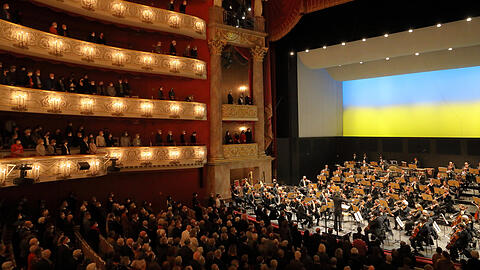 Das Bayerische Staatsorchester vor den ukrainischen Farben beim Akademiekonzert im Nationaltheater.