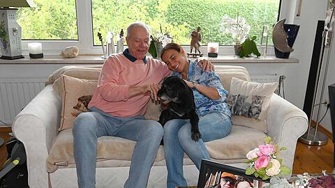 Knuddeln auf der Couch: Dirk Galuba, seine Frau Enrica und Schnauzer-Terrier-Mix Mira (16).