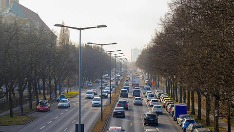 Etwas weniger Verkehr hat die Landshuter Allee zuletzt verbucht. Die Zone 30 soll bleiben