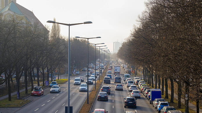 Etwas weniger Verkehr hat die Landshuter Allee zuletzt verbucht. Die Zone 30 soll bleiben