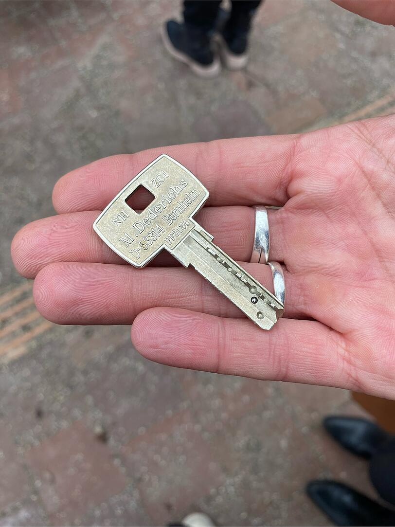 In die "Toilette f&uuml;r alle" kommt man nur mit einem "Euro-WC-Schl&uuml;ssel". Der ist &uuml;ber die Vorlage eines Schwerbehindertenausweises erh&auml;ltlich. Und europaweit einheitlich f&uuml;r barrierefreie, behindertengerechte Toiletten.