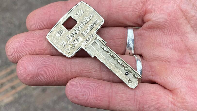 In die "Toilette f&uuml;r alle" kommt man nur mit einem "Euro-WC-Schl&uuml;ssel". Der ist &uuml;ber die Vorlage eines Schwerbehindertenausweises erh&auml;ltlich. Und europaweit einheitlich f&uuml;r barrierefreie, behindertengerechte Toiletten.