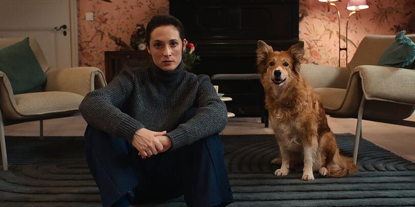 Lisas (Friederike Becht) Hund ist ihr treuer Freund und Mitbewohner in der riesigen, viel zu großen Villa abseits des Trubels der Stadt. Lisas (Friederike Becht) Hund ist ihr treuer Freund und Mitbewohner in der riesigen, viel zu großen Villa abseits des Trubels der Stadt.