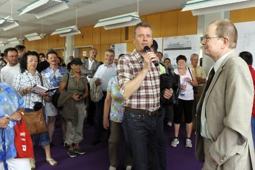 Nürnbergs OB Ulrich Maly erläutert zusammen mit Klinik-Chef Alfred Estelmann (rechts) die Pläne für das neue Herzzentrum bei der mobilen Bürgerversammlung.