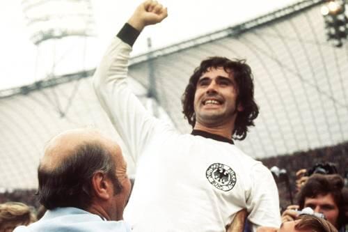 Ein Bild, das um die Welt ging: Gerd Müller bejubelt - mit Bundestrainer Helmut Schön - den WM-Triumph 1974.