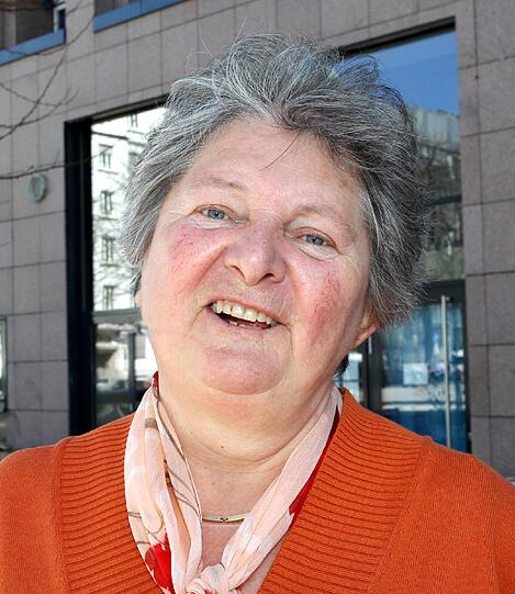 Renate Rösler, 63, Rentnerin: "An unseren zukünftigen Bundespräsidenten habe ich eigentlich keine besonderen Erwartungen. Außer, dass er ein bisserl mehr bringt, als seine Vorgänger. Ich hätte mir Joachim Gauck sowieso schon bei der letzten Wahl als Bundespräsidenten gewünscht."