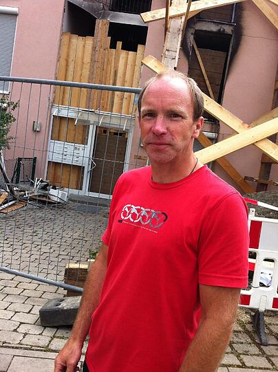 Hausmeister Carsten Güneberg (44) war bei der Explosion im Garten und wurde von der Wucht umgerissen.
Dann rettete er eine verletzte Nachbarin mit der Leiter von ihrem Balkon.
