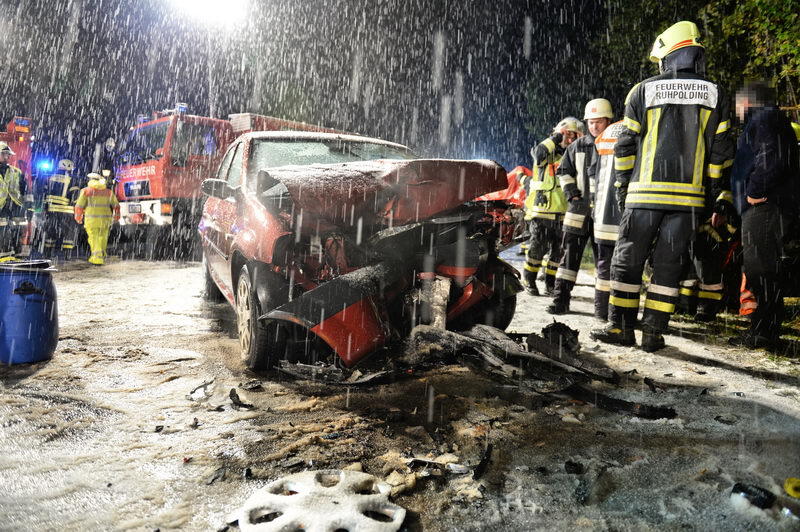Unfall auf schneeglatter Fahrbahn bei Ruhpolding. Die Bilder vom Rettungseinsatz.