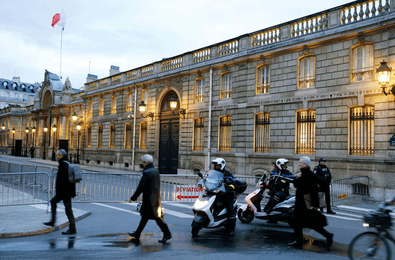 Nach dem möglichen Anschlag auf eine Polizistin: Polizeipräsenz vor dem Elysee-Palast in Paris.