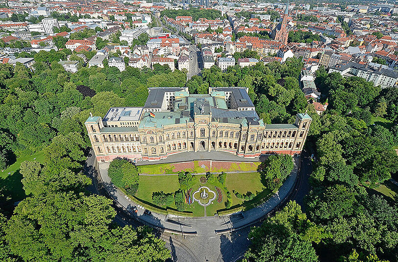 Das Maximilianeum, der Bayerisches Landtag, hier stellten die beiden Frauen ihren defekten Wagen ab. Das rief die Polizei auf den Plan. (Archivbild)