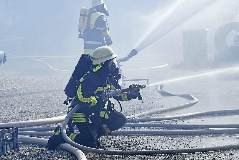 Die Bilder vom Großbrand in der Lagerhalle in Haimhausen.