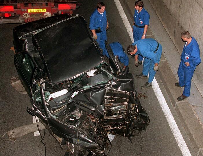 Die zerstörte Limousine in Paris.
