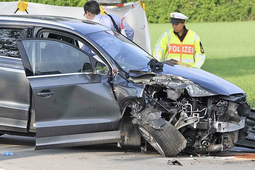 Schlimmer Unfall in Oberhaching: Eine 82-Jährige wurde am Freitag mit ihrem Audi gegen einen Baum geschleudert und erlag noch am Unfallort ihren Verletzungen. Die Bilder vom Einsatz.