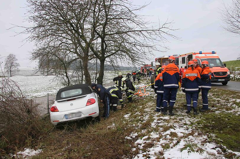 Die 86-Jährige kam aus bisher ungeklärten Gründen von der Straße ab.