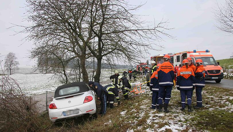 Die 86-Jährige kam aus bisher ungeklärten Gründen von der Straße ab. Die 86-Jährige kam aus bisher ungeklärten Gründen von der Straße ab.