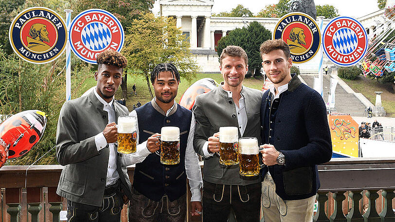 Die Bayern auf dem Oktoberfest! Hier zu sehen: Kingsley Coman, Serge Gnabry, Thomas Müller und Leon Goretzka (v.l.)