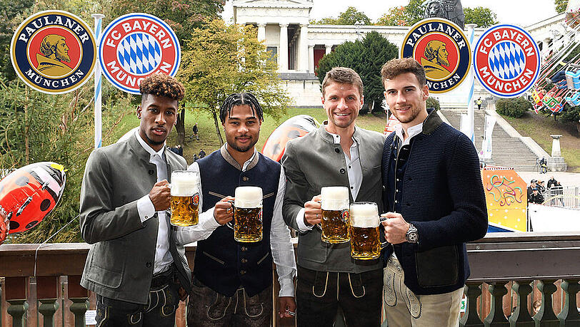 Die Bayern auf dem Oktoberfest! Hier zu sehen: Kingsley Coman, Serge Gnabry, Thomas Müller und Leon Goretzka (v.l.) Die Bayern auf dem Oktoberfest! Hier zu sehen: Kingsley Coman, Serge Gnabry, Thomas Müller und Leon Goretzka (v.l.)