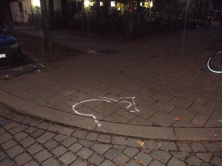 Bilder vom Unfallort an der Kreuzung Danklstraße/Valleystraße.