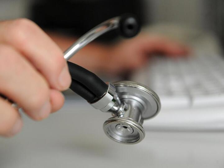 Heute sind mehr als acht von zehn Beamten in Deutschland privat krankenversichert. In einer gesetzlichen Kasse müssen sie den Beitrag bisher allein zahlen.