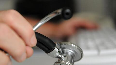 Heute sind mehr als acht von zehn Beamten in Deutschland privat krankenversichert. In einer gesetzlichen Kasse müssen sie den Beitrag bisher allein zahlen.