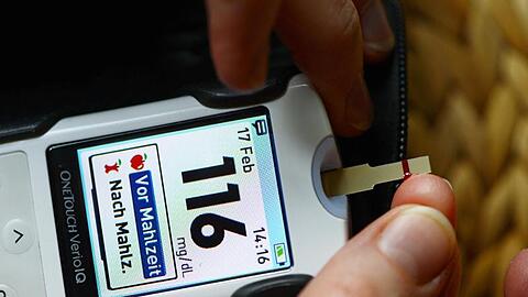Eine Frau misst mit einem Blutzuckermeßgerät ihren Blutzucker. Foto: Jens Kalaene/dpa-Zentralbild/dpa/Symbolbild