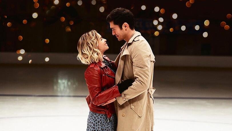 "Last Christmas": Dank Tom (Henry Golding) findet Kate (Emilia Clarke) ihre Lebensfreude wieder.