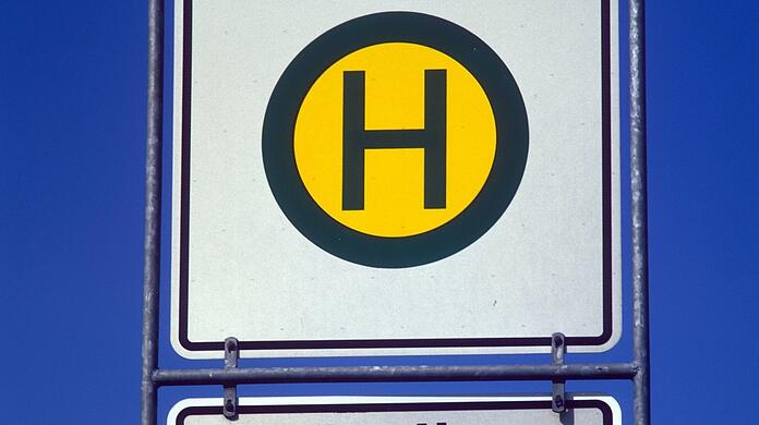 Ein Schulbus-Schild vor einer Münchner Schule.